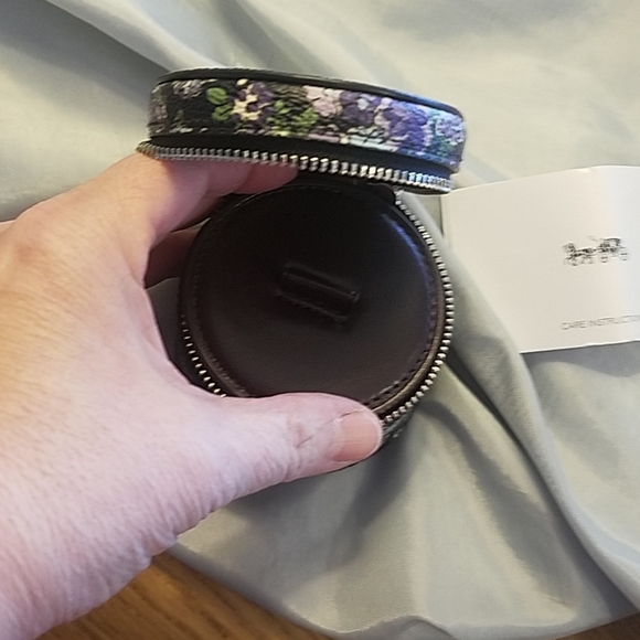 Coach accessory case with inside cover Nwot - Picture 4 of 4